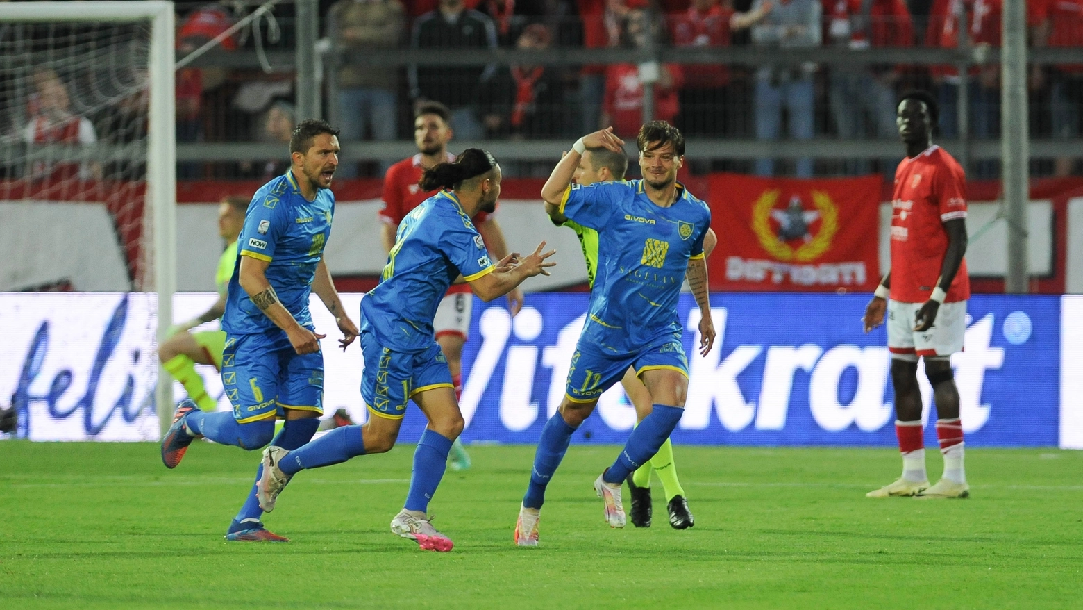 Gli apuani vincono 2-0 al Curi nella gara di andata del primo turno dei play-off di Lega Pro