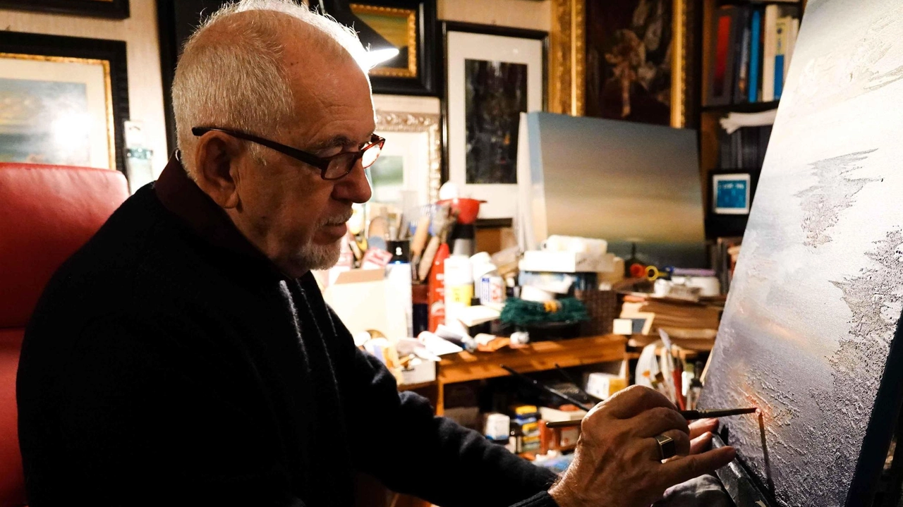 A sinistra, Roberto Braida al lavoro nella sua casa-studio della Spezia, immortalato da Alexia Frascatore. A destra, Piero Colombani ritratto nella sua abitazione a Sarzana da Massimo Pasquali A sinistra, Roberto Braida al lavoro nella sua casa-studio della Spezia, immortalato da Alexia Frascatore. A destra, Piero Colombani ritratto nella sua abitazione a Sarzana da Massimo Pasquali