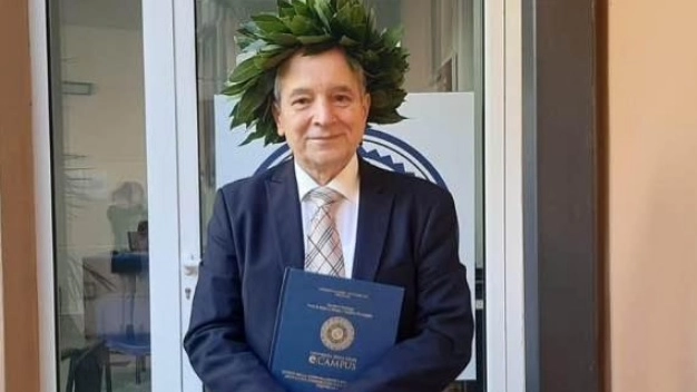 Ivano Rampi, 70 anni, ha discusso la sua tesi all'università di Firenze. "Non è mai troppo tardi per raggiungere i propri obbiettivi", ha detto Ivano Rampi, 70 anni, ha discusso la sua tesi all'università di Firenze. "Non è mai troppo tardi per raggiungere i propri obbiettivi", ha detto