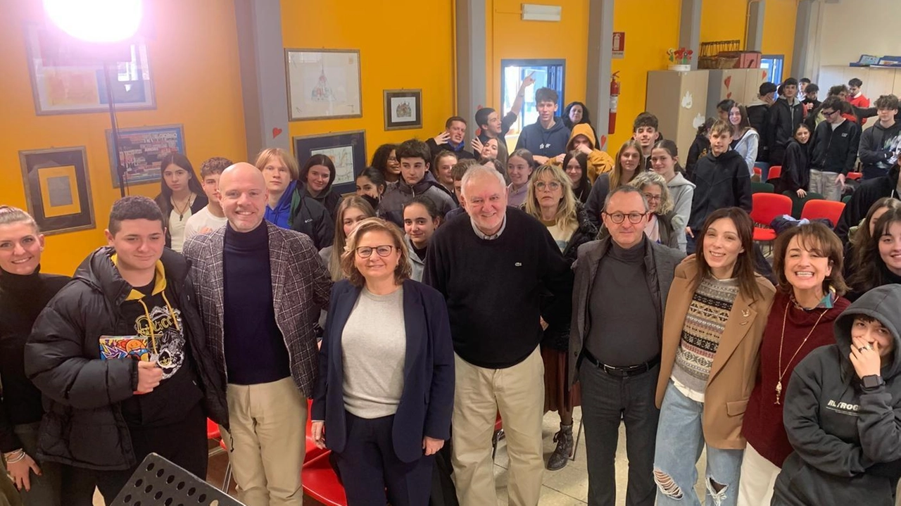 . foto L’antropologo Marco Aime con i ragazzi dell’istituto Omnicompresivo di San Marcello durante le lezione di di apertura del festival «Dialoghi di Pistoia» . foto L’antropologo Marco Aime con i ragazzi dell’istituto Omnicompresivo di San Marcello durante le lezione di di apertura del festival «Dialoghi di Pistoia»