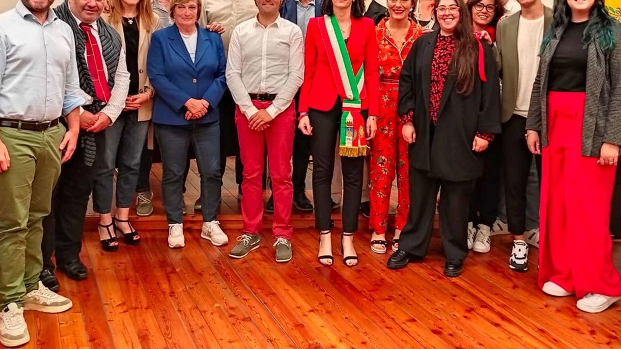 Foto di gruppo del consiglio comunale e della giunta di Montopoli al termine della seduta di insediamento dopo le elezioni dell’8 e 9 giugno scorsi Foto di gruppo del consiglio comunale e della giunta di Montopoli al termine della seduta di insediamento dopo le elezioni dell’8 e 9 giugno scorsi