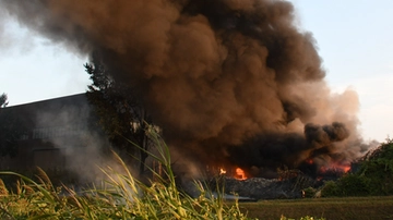 Paura, finestre chiuse e telefonate allarmate. Massa, incendio e fumo nero: torna l’incubo dei veleni