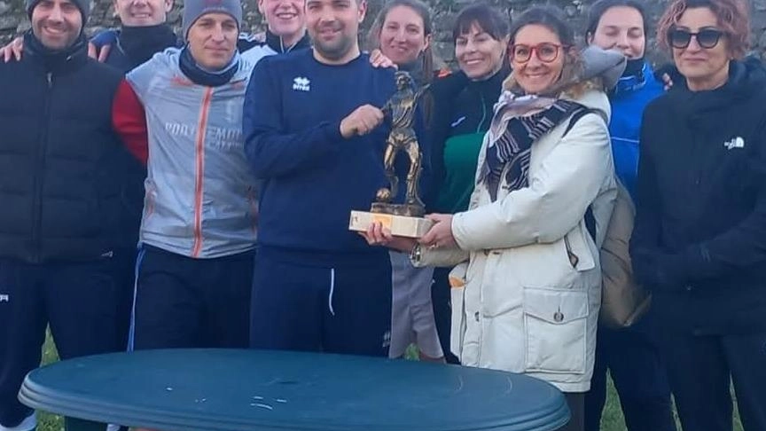 Al campo sportivo del Centro Giovanile Mons. Giovanni Sismondo, alunni e professori dell’ Istituto Comprensivo Ferrari, con qualche rinforzo... Al campo sportivo del Centro Giovanile Mons. Giovanni Sismondo, alunni e professori dell’ Istituto Comprensivo Ferrari, con qualche rinforzo...
