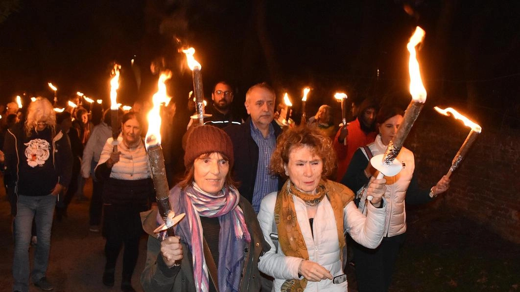 Sono tantissime le adesioni. Da tutto il Valdarno.Dalla Cgil all’Arci, i Comuni, le parrocchie. Tutti insieme lunedì per la Fiaccolata... Sono tantissime le adesioni. Da tutto il Valdarno.Dalla Cgil all’Arci, i Comuni, le parrocchie. Tutti insieme lunedì per la Fiaccolata...