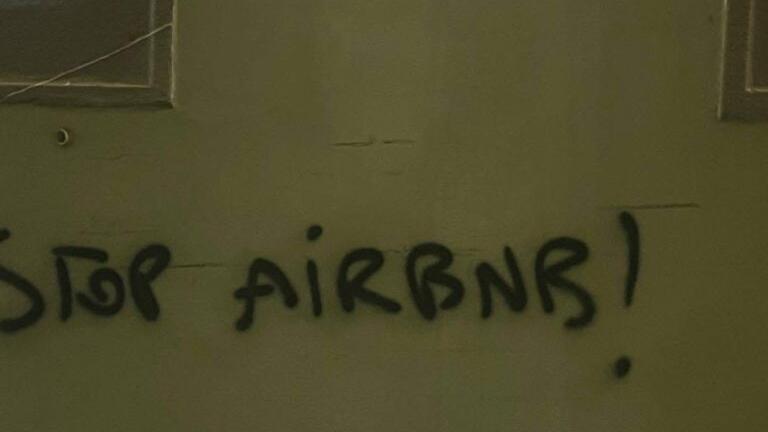 https://www.lanazione.it/image-service/view/acePublic/alias/contentid/ZjBkZDU3YzgtNDA4YS00/0/una-delle-scritte-apparse-nel-centro-di-cortona.jpeg?f=16:9&w=1200&h=630