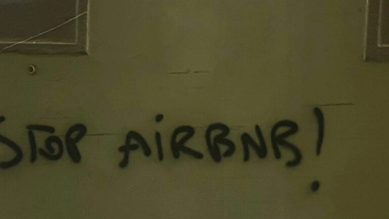 Una delle scritte apparse nel centro di Cortona Una delle scritte apparse nel centro di Cortona