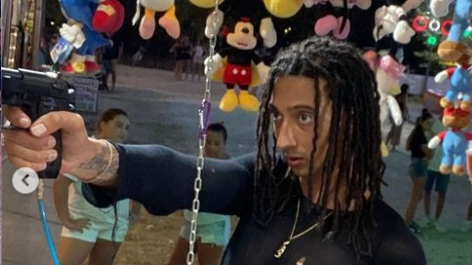 Ghali, la sua estate in Versilia: serata al Luna Park e tanti selfie con i fan