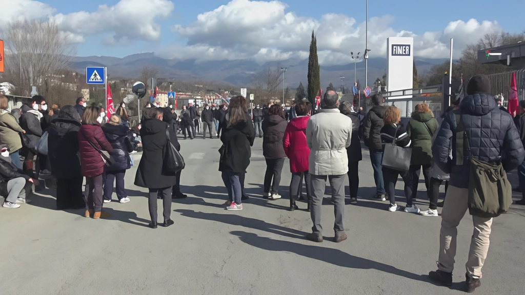 Dipendenti della Fimer fuori dallo stabilimento durante una vertenza