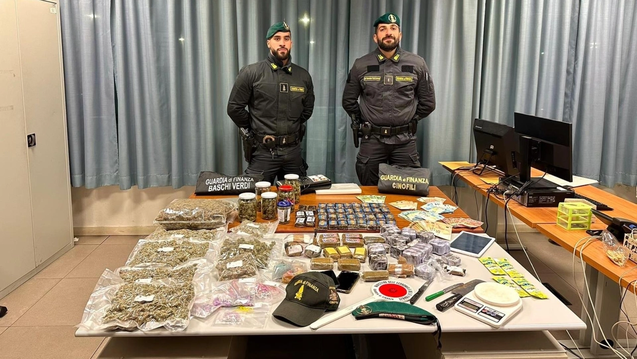 I finanzieri con la droga sequestrata (foto Guardia di Finanza)