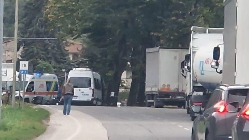 Traffico a lungo in tilt ieri pomeriggio sulla via per Camaiore dopo lo scontro tra una moto e uno scuolabus del comune di Pescaglia Traffico a lungo in tilt ieri pomeriggio sulla via per Camaiore dopo lo scontro tra una moto e uno scuolabus del comune di Pescaglia