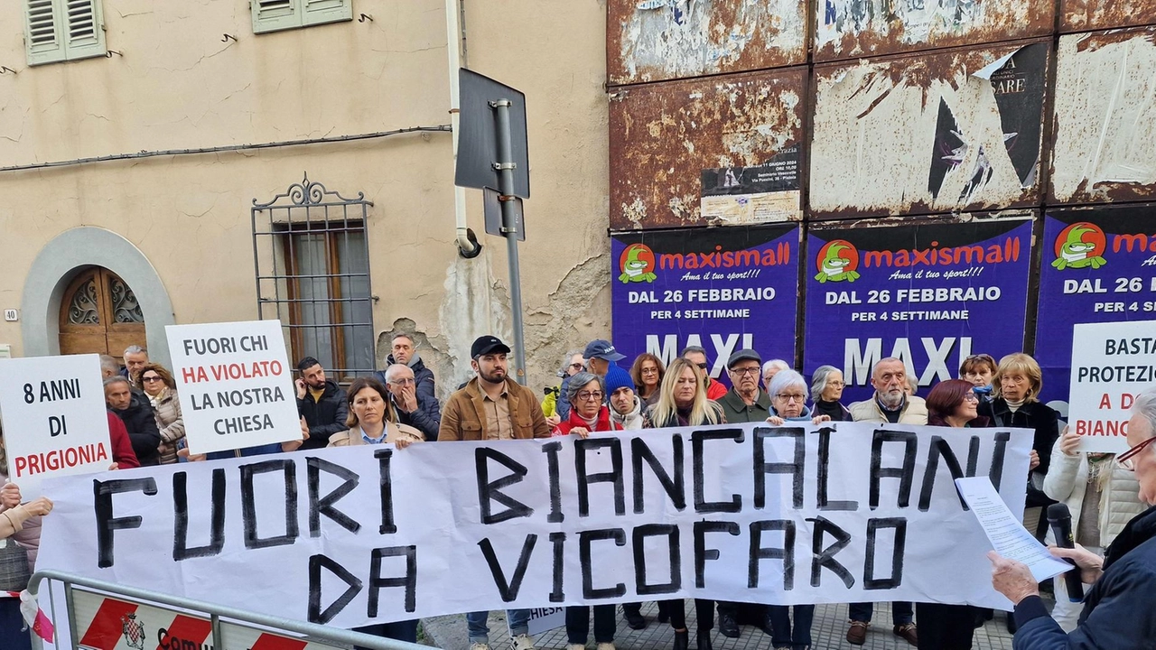 Lo striscione esposto durante una delle manifestazioni di protesta Lo striscione esposto durante una delle manifestazioni di protesta