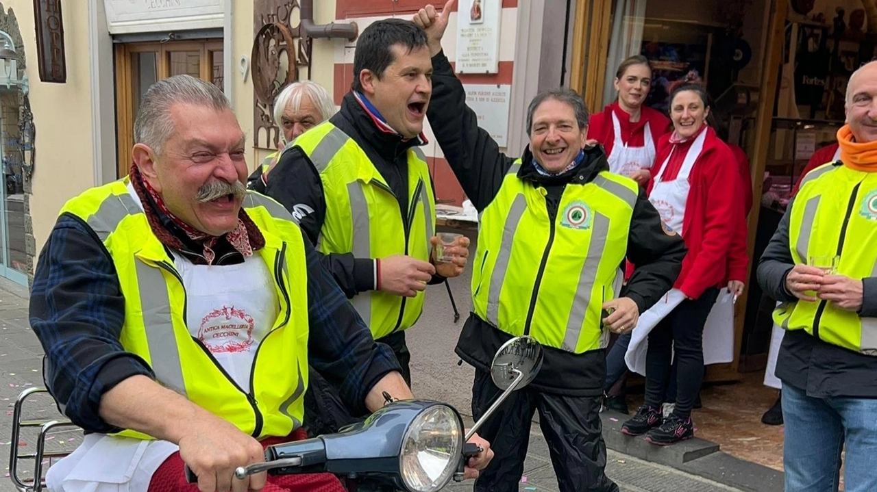 L’allegra comitiva ha incontrato nell’occasione Dario Cecchini, il popolare macellaio-poeta di Panzano: una iniziativa per dare il via all’anno delle escursioni L’allegra comitiva ha incontrato nell’occasione Dario Cecchini, il popolare macellaio-poeta di Panzano: una iniziativa per dare il via all’anno delle escursioni