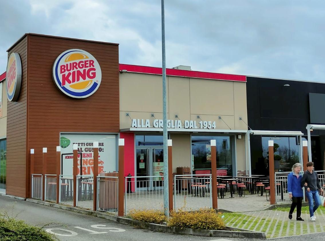 https://www.lanazione.it/image-service/view/acePublic/alias/contentid/ZjE0NGQyYjgtZGE0Zi00/0/addetti-ristorazione-da-burger-king.jpeg?f=1.90:1&w=1200