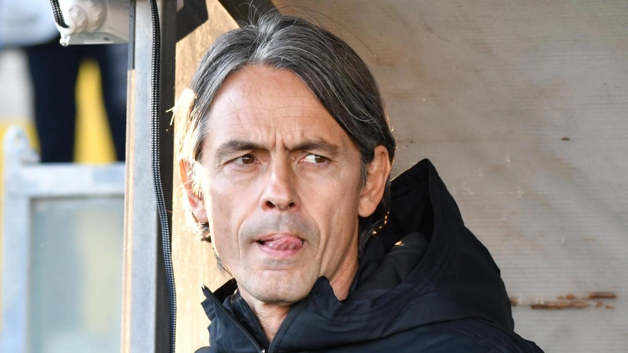 Filippo Inzaghi, 51 anni, mentre dirige la squadra dalla panchina