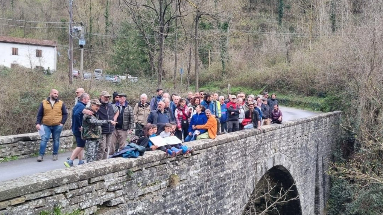La protesta dei cittadini che chiedono di fare presto la bonifica prima che la discarica nel Rio Rovigo arrivi anche al Santerno