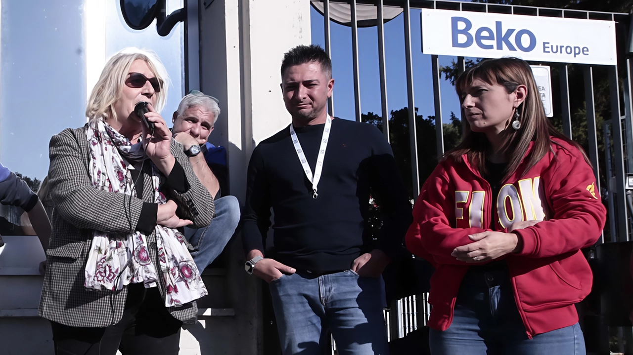 Oggi altre due ore di stop lavorativo. I sindacati sul piede di guerra. Al via una serie di iniziative fino al giorno del nuovo tavolo ministeriale. "Serve creare una rete istituzionale contro il rischio di chiusura". Oggi altre due ore di stop lavorativo. I sindacati sul piede di guerra. Al via una serie di iniziative fino al giorno del nuovo tavolo ministeriale. "Serve creare una rete istituzionale contro il rischio di chiusura".