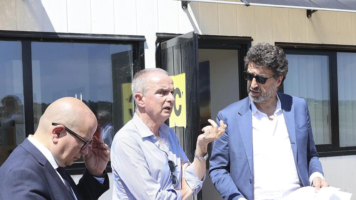 Il sopralluogo di Enac all’aeroporto di Ampugnano, presente il sindaco Gugliotti
