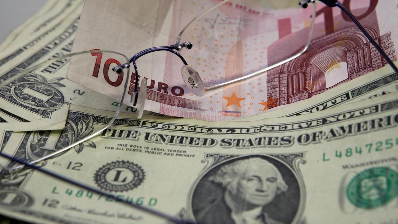 La moneta unica cede l'1,25% a 1,1595 sul dollaro