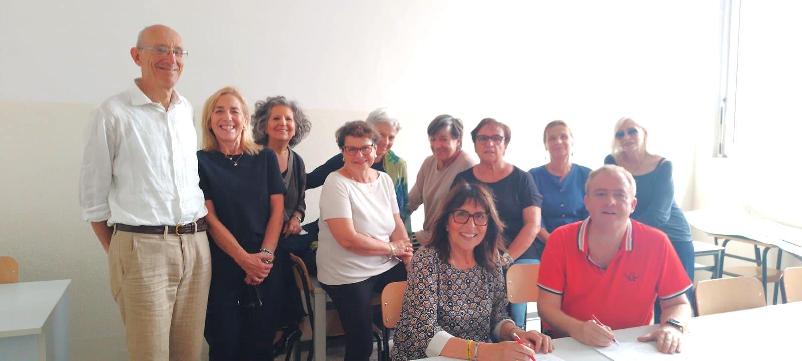 https://www.lanazione.it/image-service/view/acePublic/alias/contentid/ZjE2MzQyOTYtNGEzMi00/0/gruppo-volontari-docenti-in-pensione-assieme-a-laura-ruocco-ed-andrea-minghi.jpeg