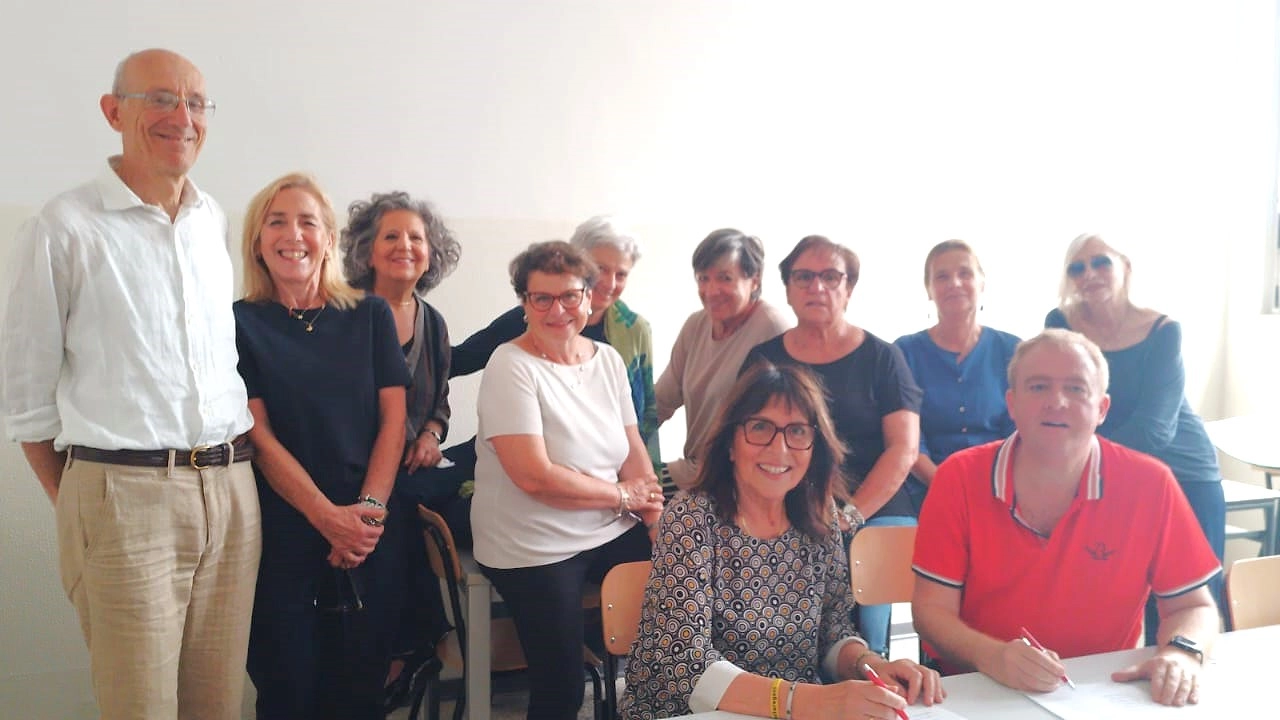 Gruppo volontari docenti in pensione assieme a Laura Ruocco ed Andrea Minghi Gruppo volontari docenti in pensione assieme a Laura Ruocco ed Andrea Minghi