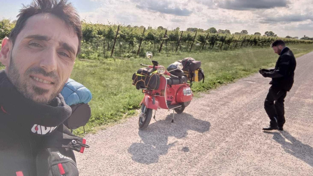 Francesco Bassini e Nicolò Fantozzi da Buggiano hanno percorso 5000 km in Vespa fino a Capo Nord per promuovere la donazione di sangue in Europa, sostenendo l'associazione Avis. Il viaggio di solidarietà ha sensibilizzato molte persone lungo il percorso. Francesco Bassini e Nicolò Fantozzi da Buggiano hanno percorso 5000 km in Vespa fino a Capo Nord per promuovere la donazione di sangue in Europa, sostenendo l'associazione Avis. Il viaggio di solidarietà ha sensibilizzato molte persone lungo il percorso.