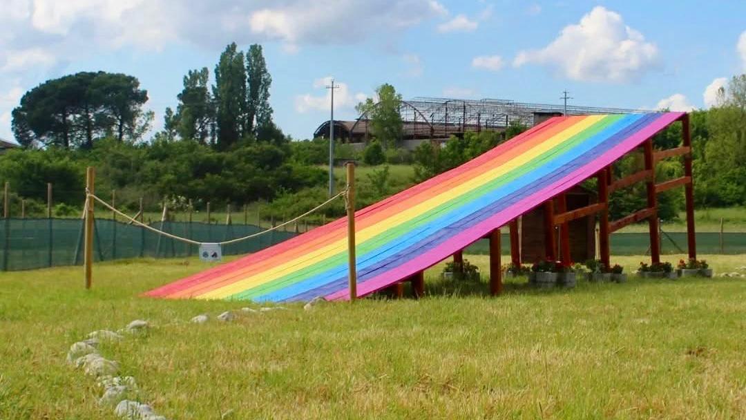 Il Ponte arcobaleno dove lasciare un ricordo dell’amato amico a quattro zampe: “Qui ogni cane vive per sempre” Il Ponte arcobaleno dove lasciare un ricordo dell’amato amico a quattro zampe: “Qui ogni cane vive per sempre”