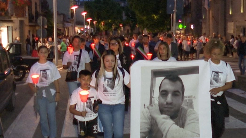 La fiaccolata per Nicolas Mattia Del Rio, il 40enne argentino scomparso il 22 maggio La fiaccolata per Nicolas Mattia Del Rio, il 40enne argentino scomparso il 22 maggio