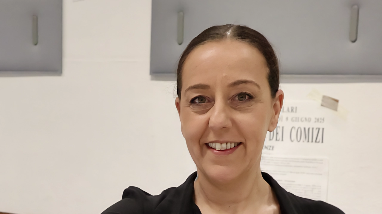 A sinistra la sindaca Sara Funaro al voto nel seggio del liceo Castelnuovo, a destra il governatore della Toscana, Eugenio Giani, alle urne per il referendum A sinistra la sindaca Sara Funaro al voto nel seggio del liceo Castelnuovo, a destra il governatore della Toscana, Eugenio Giani, alle urne per il referendum
