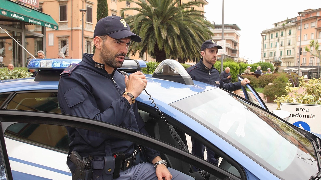 L’uomo originario di Grosseto è stato arrestato dalla polizia dopo aver tentato di divincolarsi. Due commessi l’hanno fermato mentre tentava la fuga: era ai domiciliari per lo stesso reato. L’uomo originario di Grosseto è stato arrestato dalla polizia dopo aver tentato di divincolarsi. Due commessi l’hanno fermato mentre tentava la fuga: era ai domiciliari per lo stesso reato.