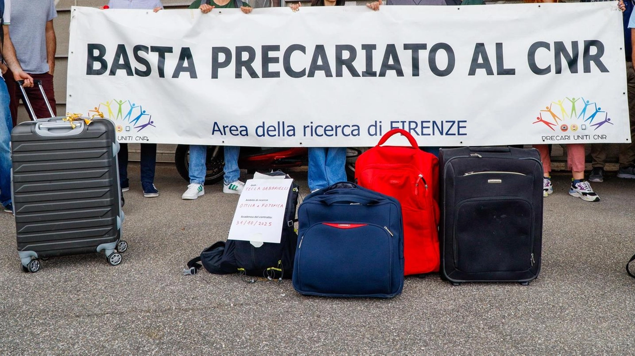 Protesta dei ricercatori della sede di Sesto: "Chiediamo un lavoro stabile dopo anni di formazione". C’è il rischio di una nuova fuga di talenti verso altri Paesi, ma per qualcuno ormai è già tardi. . Protesta dei ricercatori della sede di Sesto: "Chiediamo un lavoro stabile dopo anni di formazione". C’è il rischio di una nuova fuga di talenti verso altri Paesi, ma per qualcuno ormai è già tardi. .