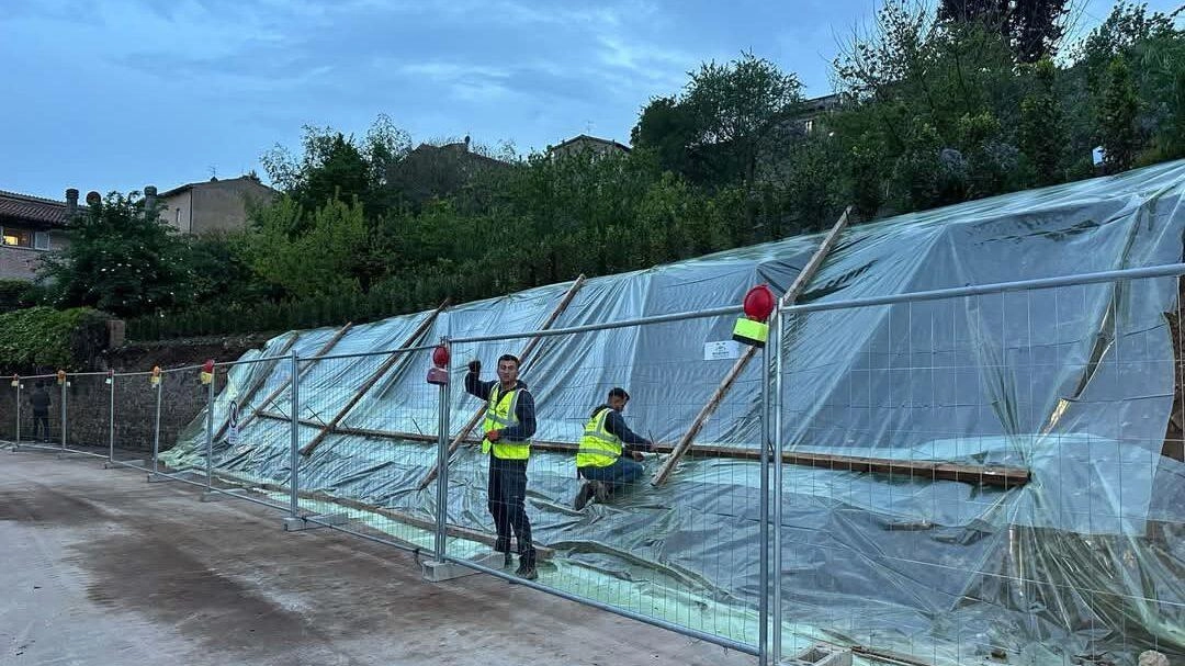 Muro crollato in via Roma (nella foto). c’è polemica in Consiglio a Casole d’Elsa