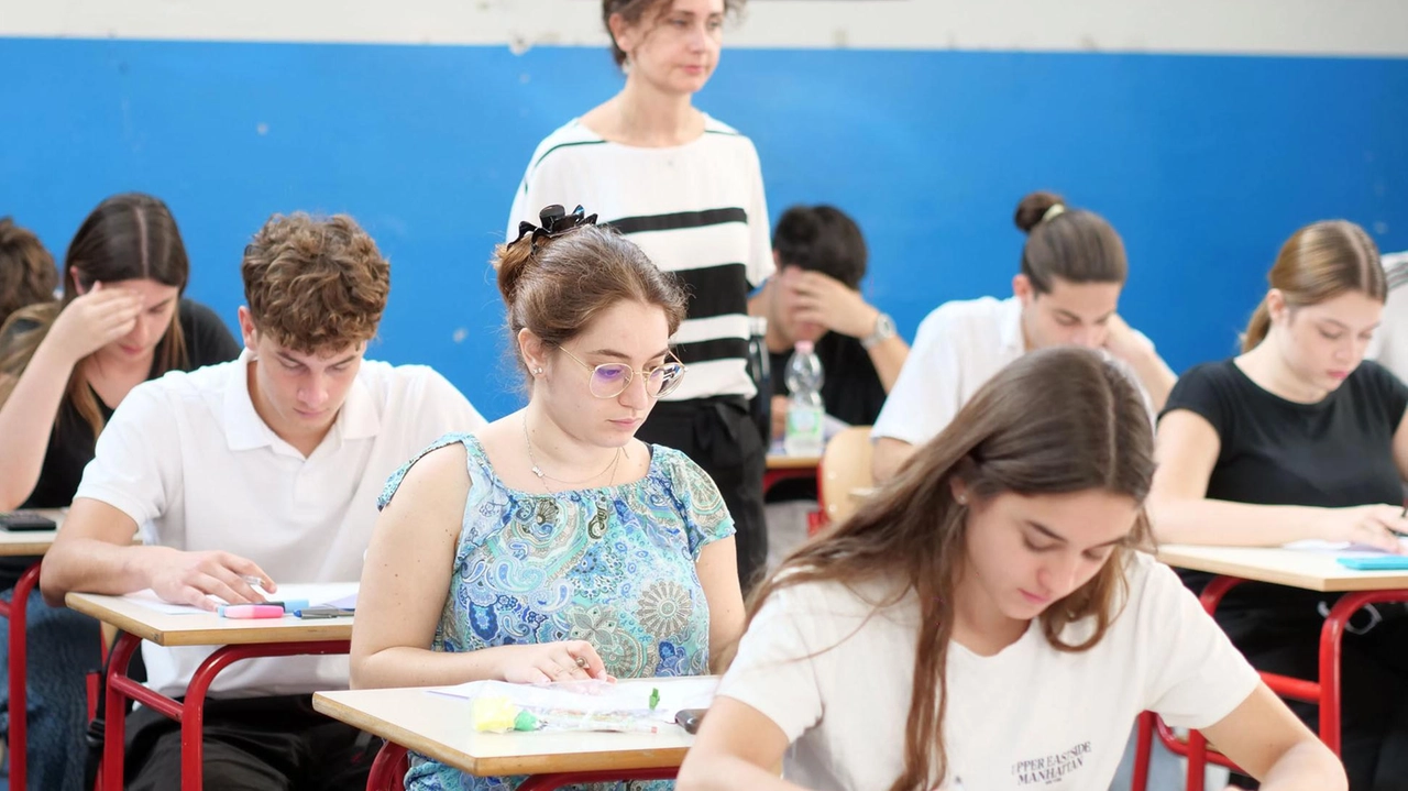 Sono nati nel 2006 e hanno vissuto le medie in Dad a causa della pandemia "Un percorso a ostacoli, ma ne è valsa la pena", la gioia degli studenti. Sono nati nel 2006 e hanno vissuto le medie in Dad a causa della pandemia "Un percorso a ostacoli, ma ne è valsa la pena", la gioia degli studenti.