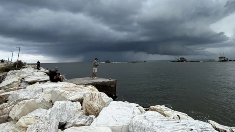 Il vortice rovina l’inizio del weekend. L’esperto: "Clima destabilizzato" Il vortice rovina l’inizio del weekend. L’esperto: "Clima destabilizzato"