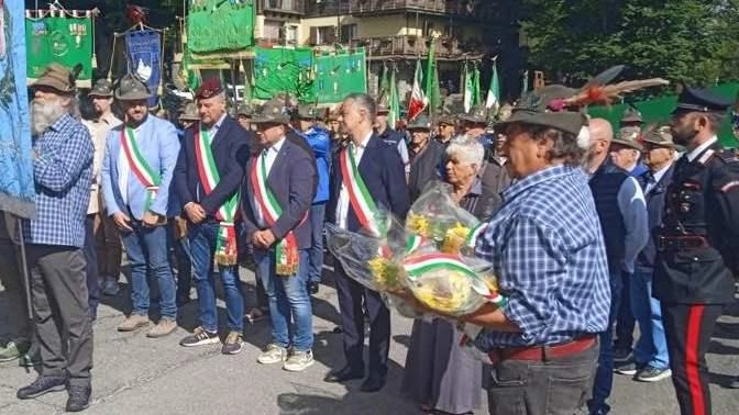 Festa domenica al Valico del Cerreto e a Cerreto Laghi per l’annuale incontro degli Alpini delle sezioni di Massa-Carrara e... Festa domenica al Valico del Cerreto e a Cerreto Laghi per l’annuale incontro degli Alpini delle sezioni di Massa-Carrara e...