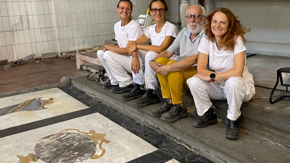 Firenze, restaurata la lapide tombale della famiglia Buonarroti Firenze, restaurata la lapide tombale della famiglia Buonarroti