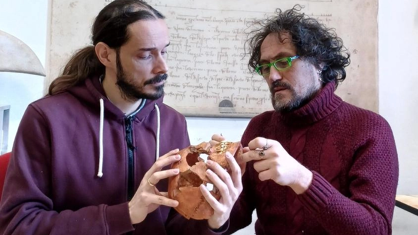 L’infanzia e l’adolescenza nel Paleolitico superiore: il professor Francesco Boschin e il dottor Stefano Ricci del Dipartimento di Scienze Fisiche,... L’infanzia e l’adolescenza nel Paleolitico superiore: il professor Francesco Boschin e il dottor Stefano Ricci del Dipartimento di Scienze Fisiche,...