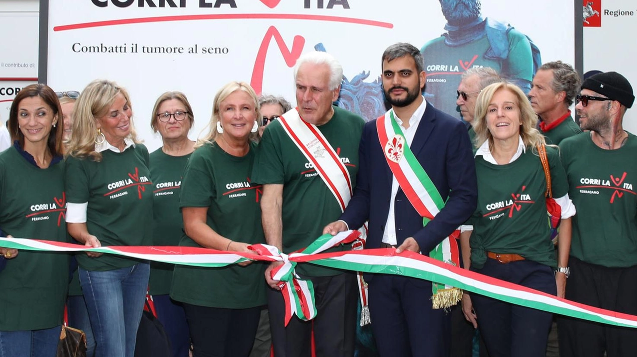 Il taglio del nastro del villaggio della salute con il governatore Eugenio Giani, il presidente del consiglio comunale Cosimo Guccione, Eleonora rFrescobaldi e Katia Belvedere Il taglio del nastro del villaggio della salute con il governatore Eugenio Giani, il presidente del consiglio comunale Cosimo Guccione, Eleonora rFrescobaldi e Katia Belvedere