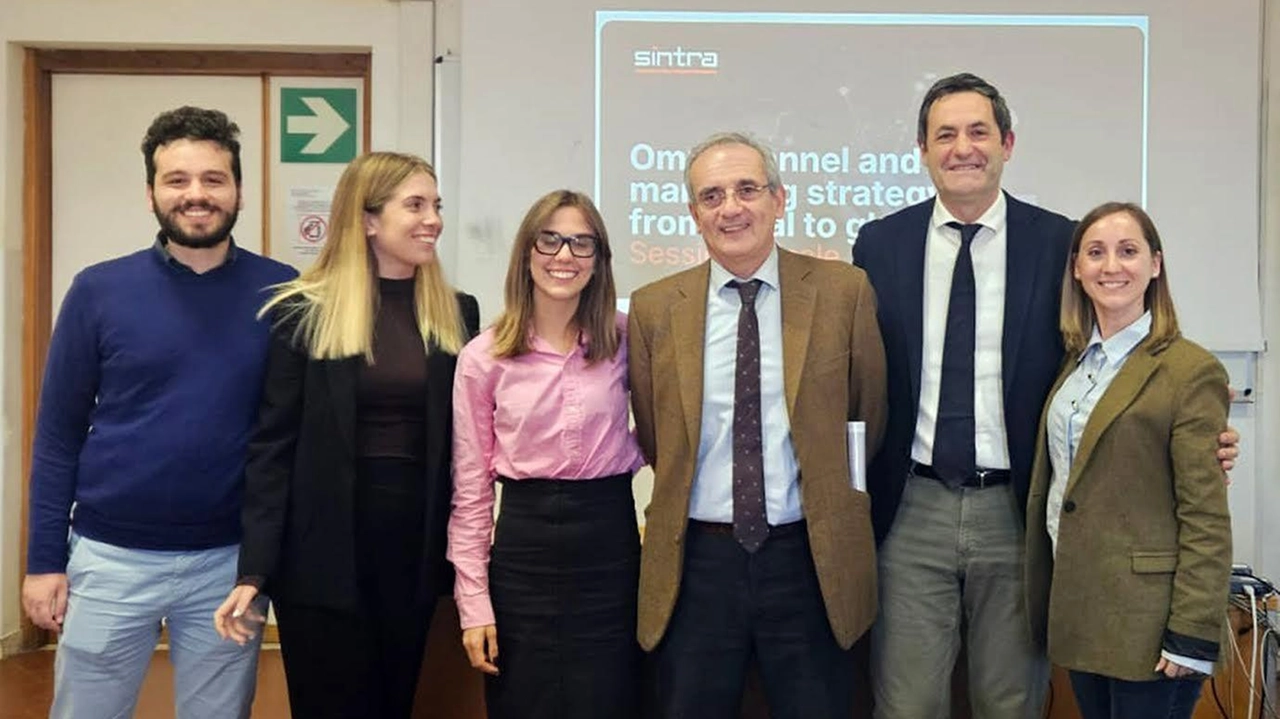 La Sintra di Arezzo e l’Università di Siena unite in un ’project work’ per l’Ac Milan. Le due realtà toscane... La Sintra di Arezzo e l’Università di Siena unite in un ’project work’ per l’Ac Milan. Le due realtà toscane...