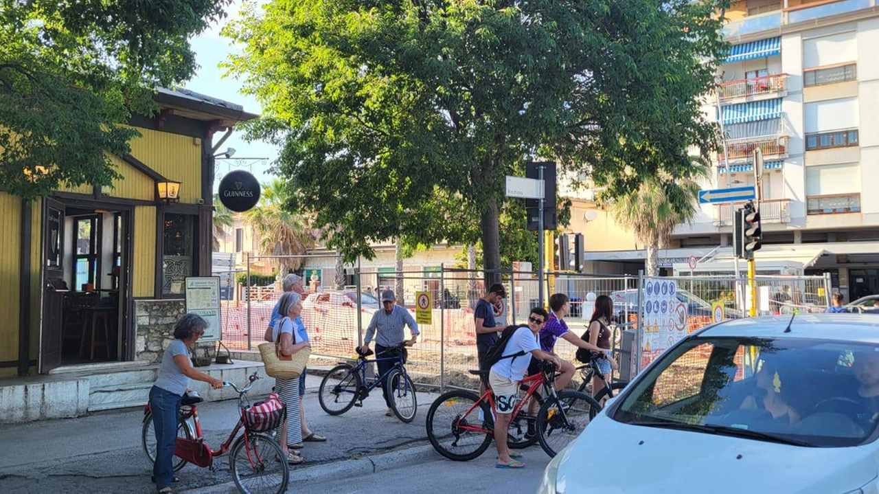 Transenne e cantieri davanti al Johnnie Fox’s: le prenotazioni vengono disdette Transenne e cantieri davanti al Johnnie Fox’s: le prenotazioni vengono disdette
