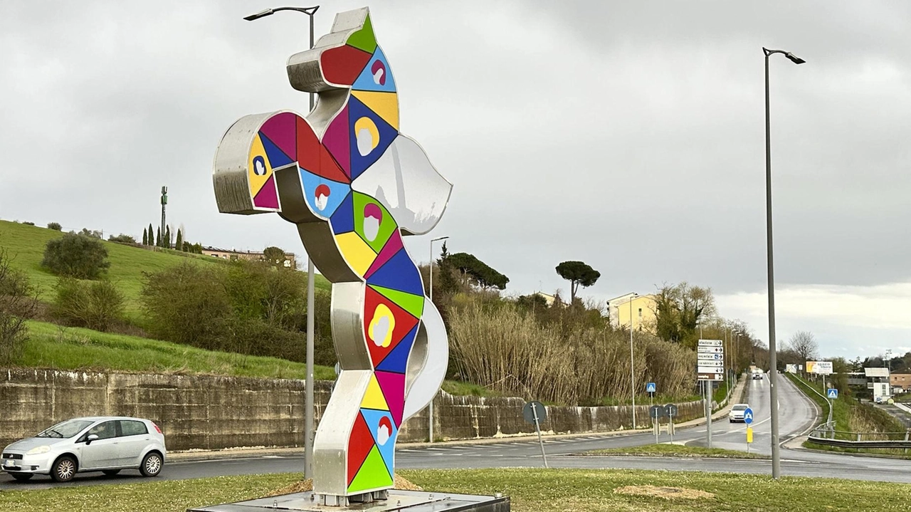 Il ’Pegaso’ dell’artista Marco Lodola, già esposto in piazza del Campo nel 2023 e poi temporaneamente alloggiato nel cortile (angusto)... Il ’Pegaso’ dell’artista Marco Lodola, già esposto in piazza del Campo nel 2023 e poi temporaneamente alloggiato nel cortile (angusto)...
