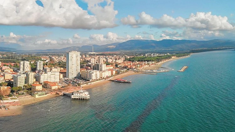 Una veduta di Follonica Una veduta di Follonica