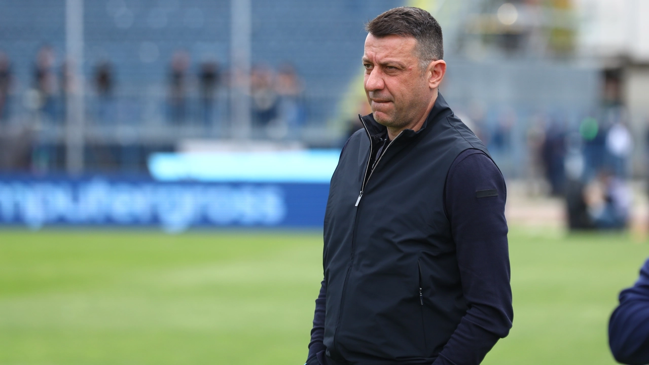 L’allenatore dell’Empoli, Roberto D’Aversa, ha preparato la sua strategia per giocare al meglio la partita che vale la permanenza in serie A della sua squadra L’allenatore dell’Empoli, Roberto D’Aversa, ha preparato la sua strategia per giocare al meglio la partita che vale la permanenza in serie A della sua squadra