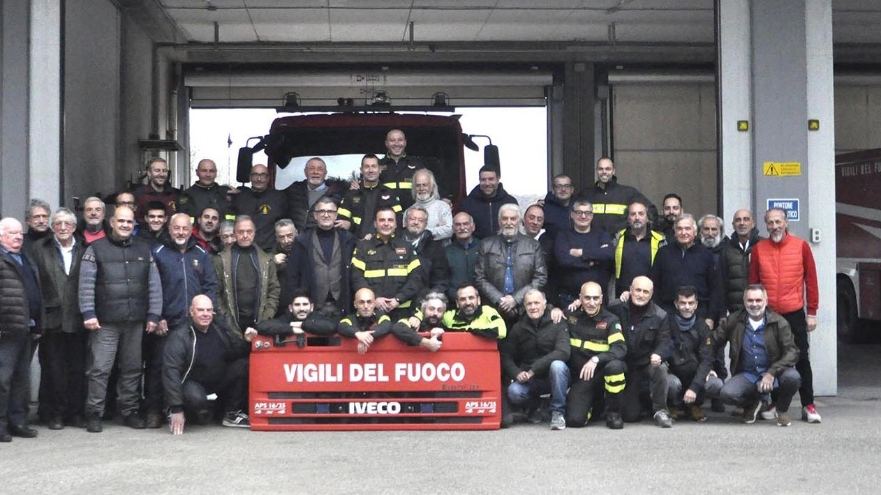 Il personale dei Vigili del Fuoco è stato benedetto da Padre Daniele del convento di San Lucchese, per la festa di Santa Barbara Il personale dei Vigili del Fuoco è stato benedetto da Padre Daniele del convento di San Lucchese, per la festa di Santa Barbara