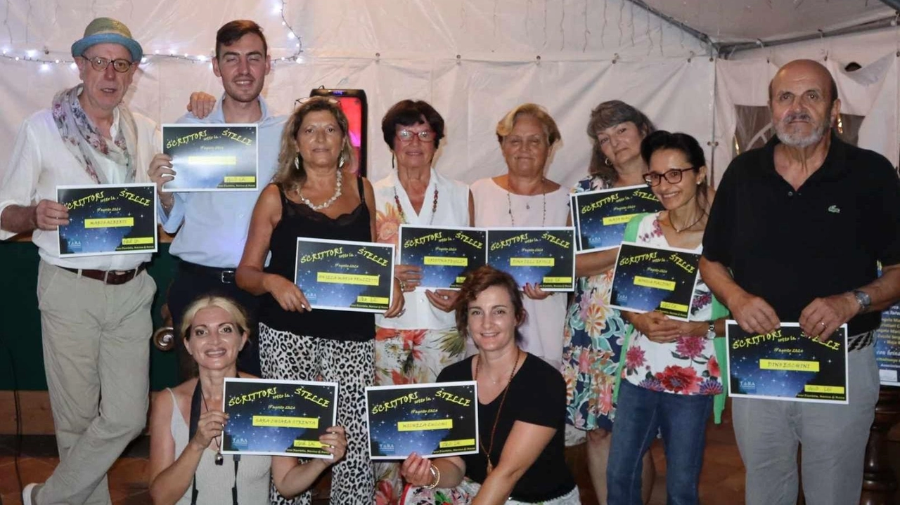 Alcuni degli autori apuani alla festa di Tara con l’editore Daniele Tarantino Alcuni degli autori apuani alla festa di Tara con l’editore Daniele Tarantino