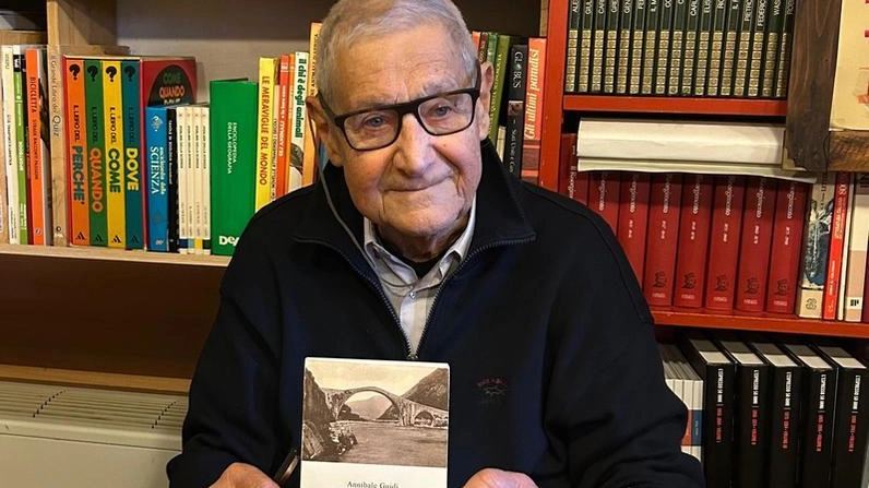 Annibale Guidi in occasione della presentazione del romanzo in biblioteca
