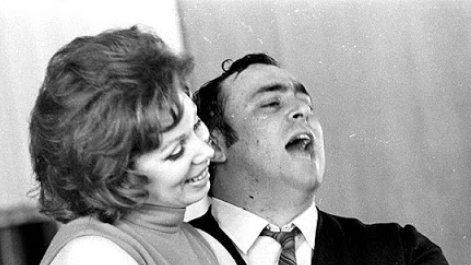 Domani. Rtc. trasmette la prima volta di Pavarotti alla Scala in Bohème con Mirella Freni. Regia storica di Zeffirelli, Karajan direttore: era il 28 aprile 1965
