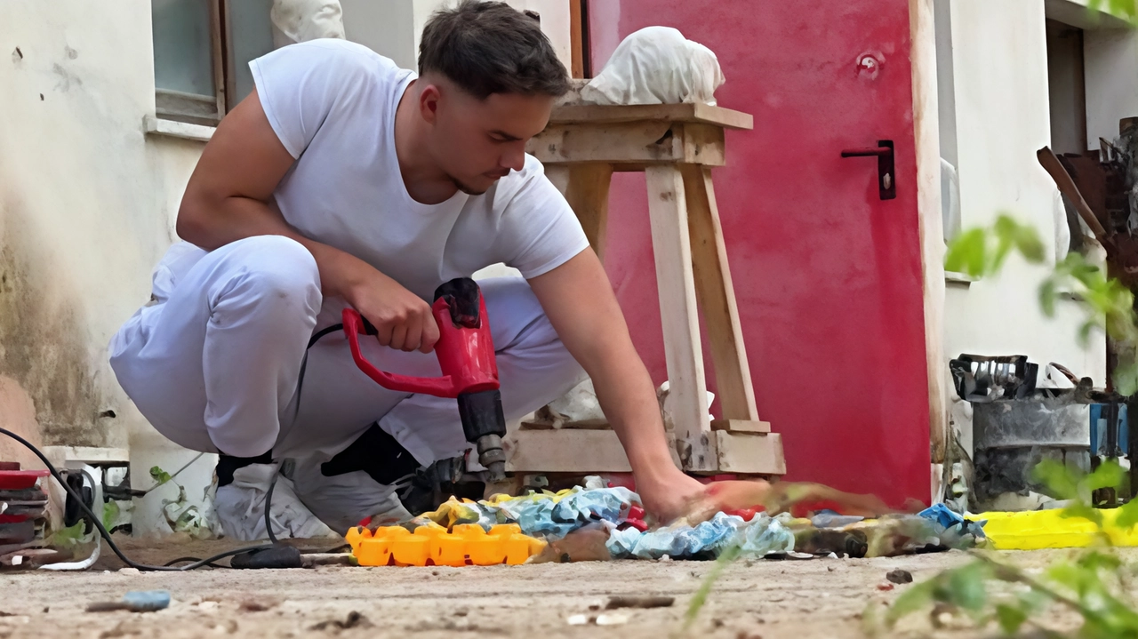 Un’immagine dell’artista Rodrigue Lambert Moreno, 22 anni, all’opera con scarti industriali e rifiuti Un’immagine dell’artista Rodrigue Lambert Moreno, 22 anni, all’opera con scarti industriali e rifiuti
