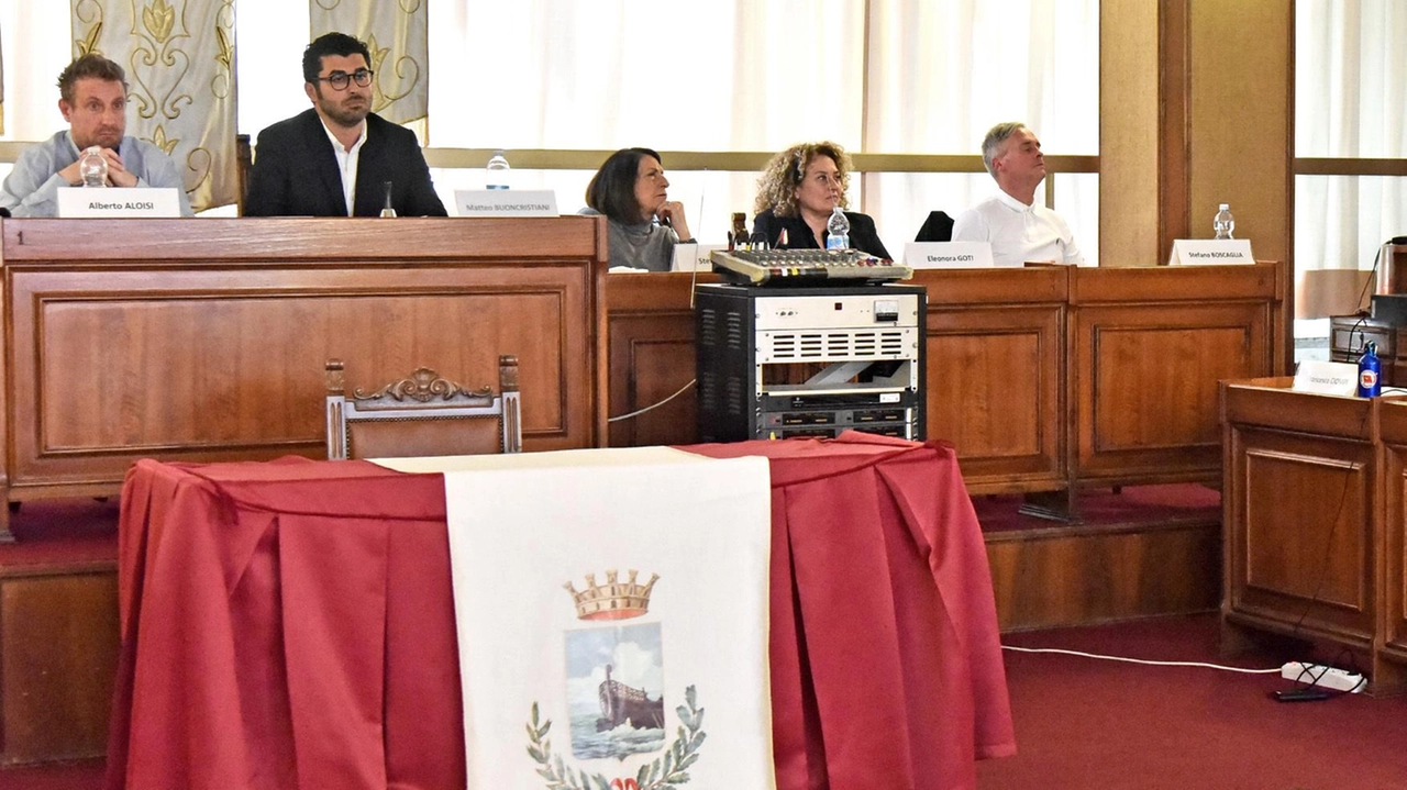 Un momento del consiglio comunale di lunedì durante il quale il sindaco Matteo Buoncristiani ha spiegato la sua versione dei fatti sulla residenza