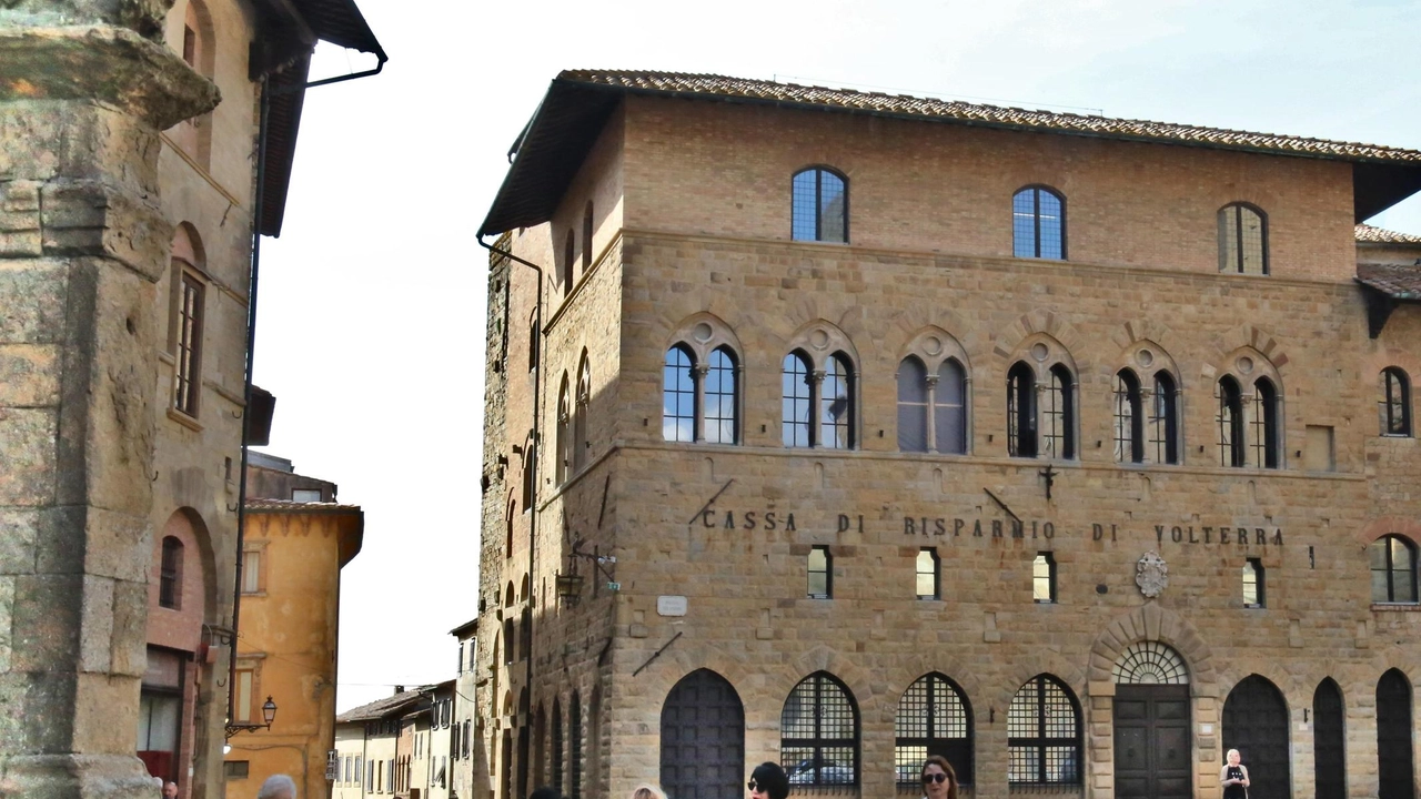 La sede centrale della Cassa di Risparmio di Volterra in piazza dei Priori (Foto Bongianni/Germogli) La sede centrale della Cassa di Risparmio di Volterra in piazza dei Priori (Foto Bongianni/Germogli)