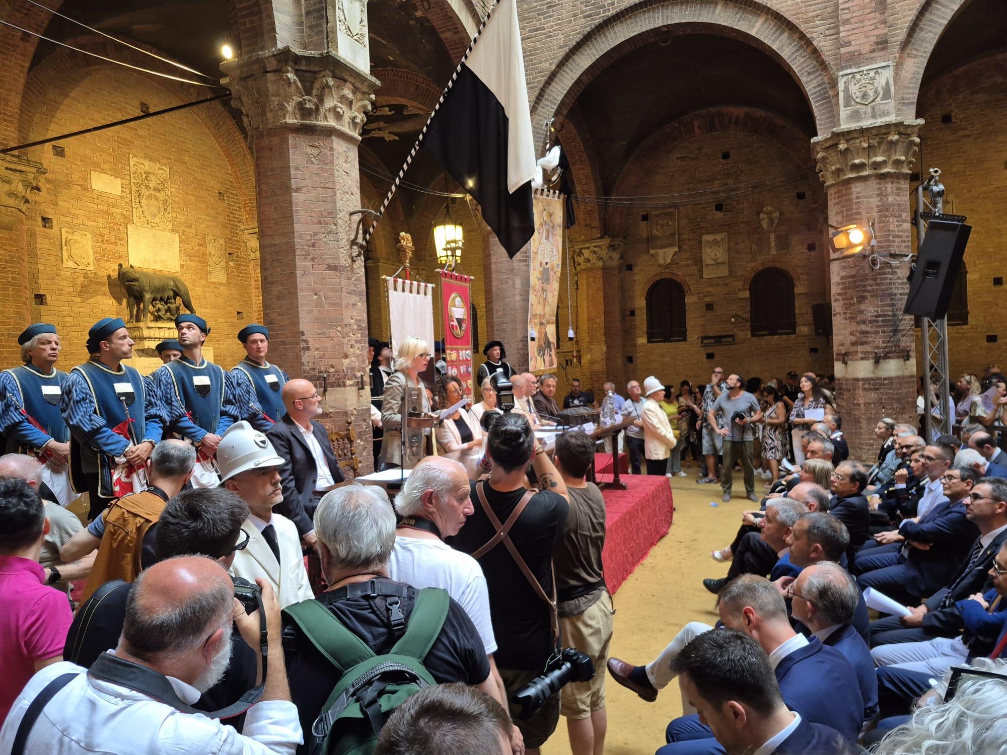 Palio del 2 luglio, ecco il drappellone. Applausi per l’opera di Manganelli Palio del 2 luglio, ecco il drappellone. Applausi per l’opera di Manganelli